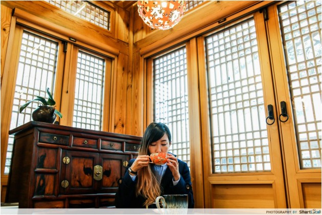 The Smart Local - Kimberly in the Gahoe Hankyunghun Gallery drinking tea