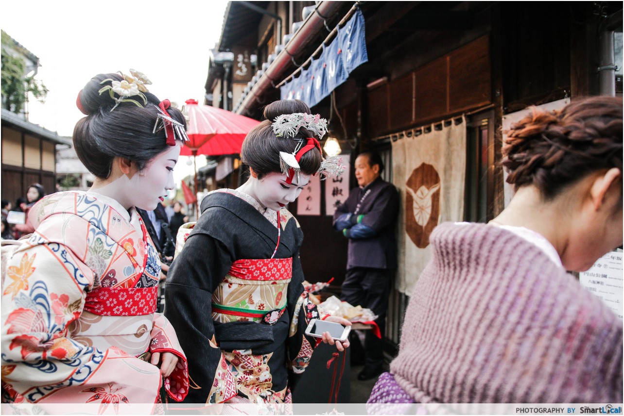 The Smart Local - Geisha's in Kiyomizu Temple