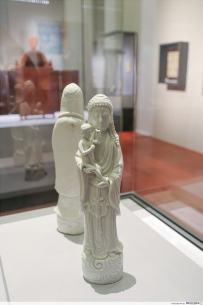 Mother Mary depicted like Guanyin