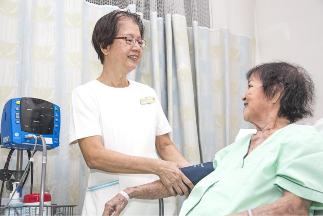 Play mahjong with elderly hospital patients during Giving Week