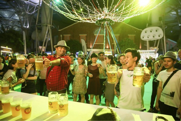 stein hoisting carnival games beer challenge erdinger maifest