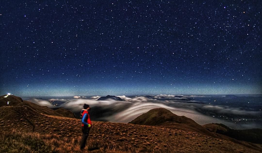 Watch the stars amidst Mount Pulag's sea of clouds