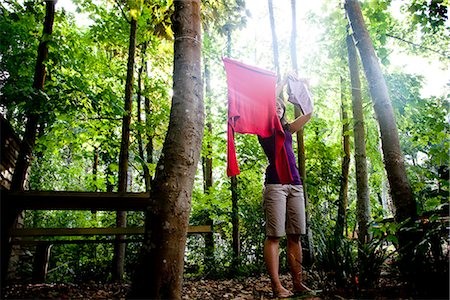 Make your own DIY clothesline in the forest