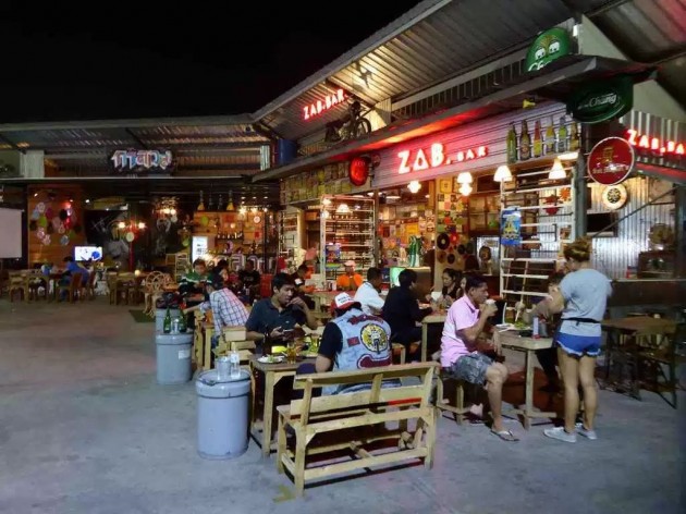 Hua Mum Night Market that locals visit