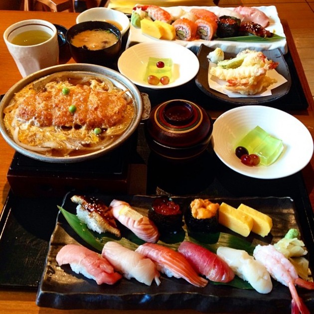japanese rice bowls and sushi