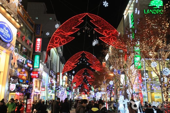 Busan’s shopping district at Jung-gu Christmas Festival 