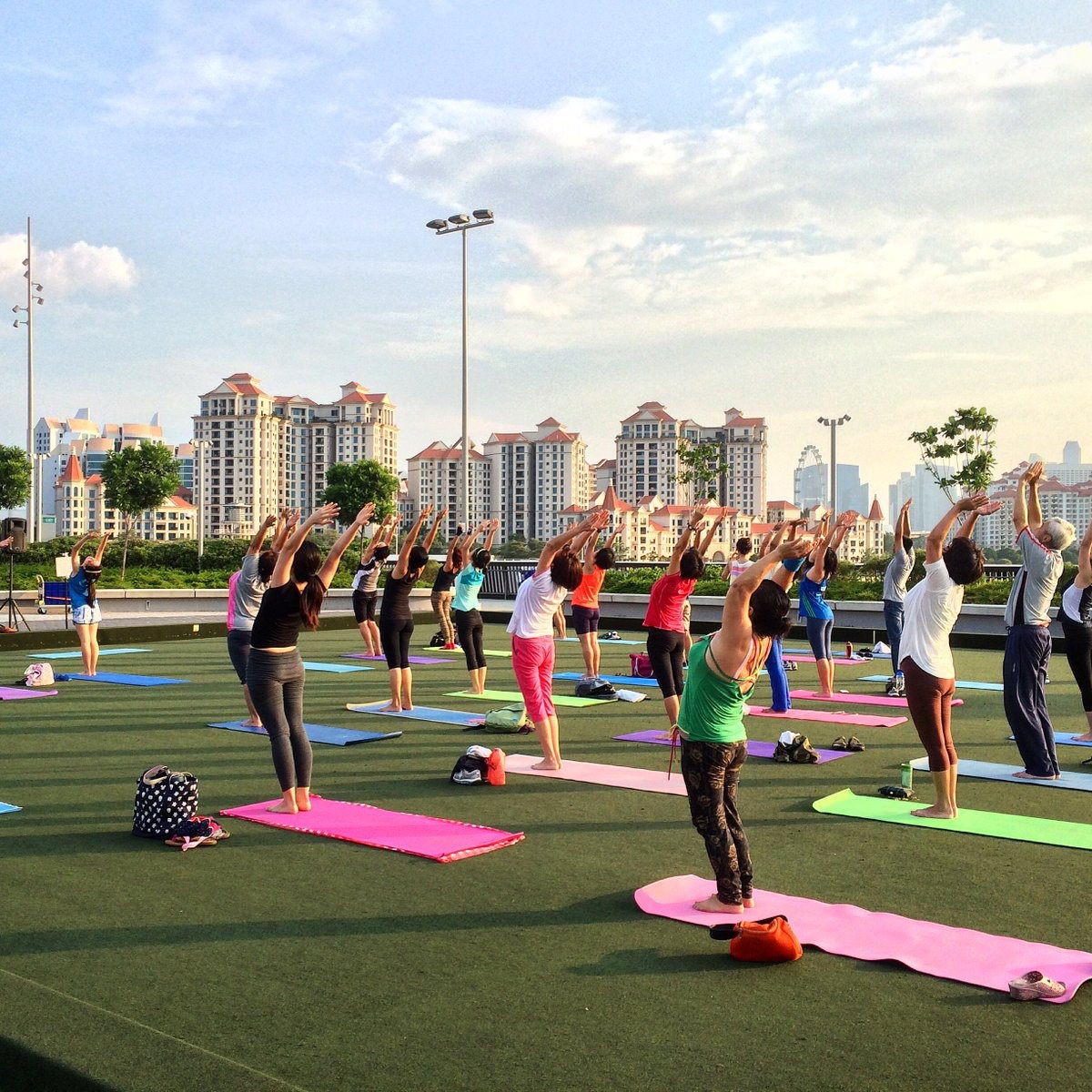Free exercise classes in Singapore Sunrise in the city 