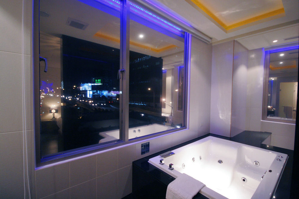 Cheap and romantic couple vacations in Asia Taipei Hotel Eight Zone