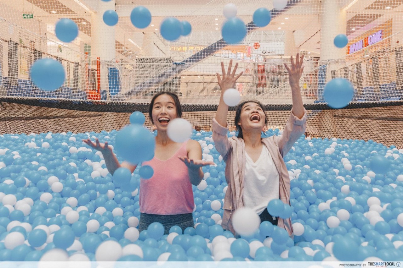 Airzone Singapore - Suspended ball pit throwing balls