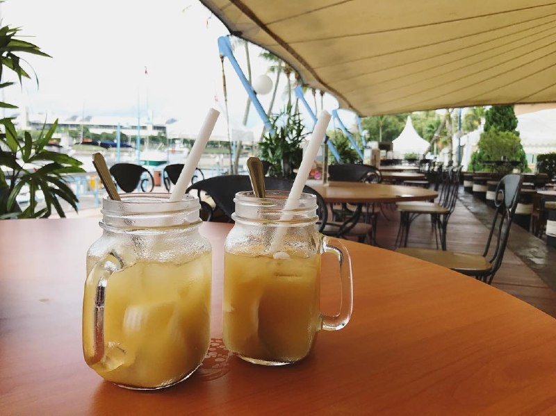 refreshing drinks at raffles marina club 