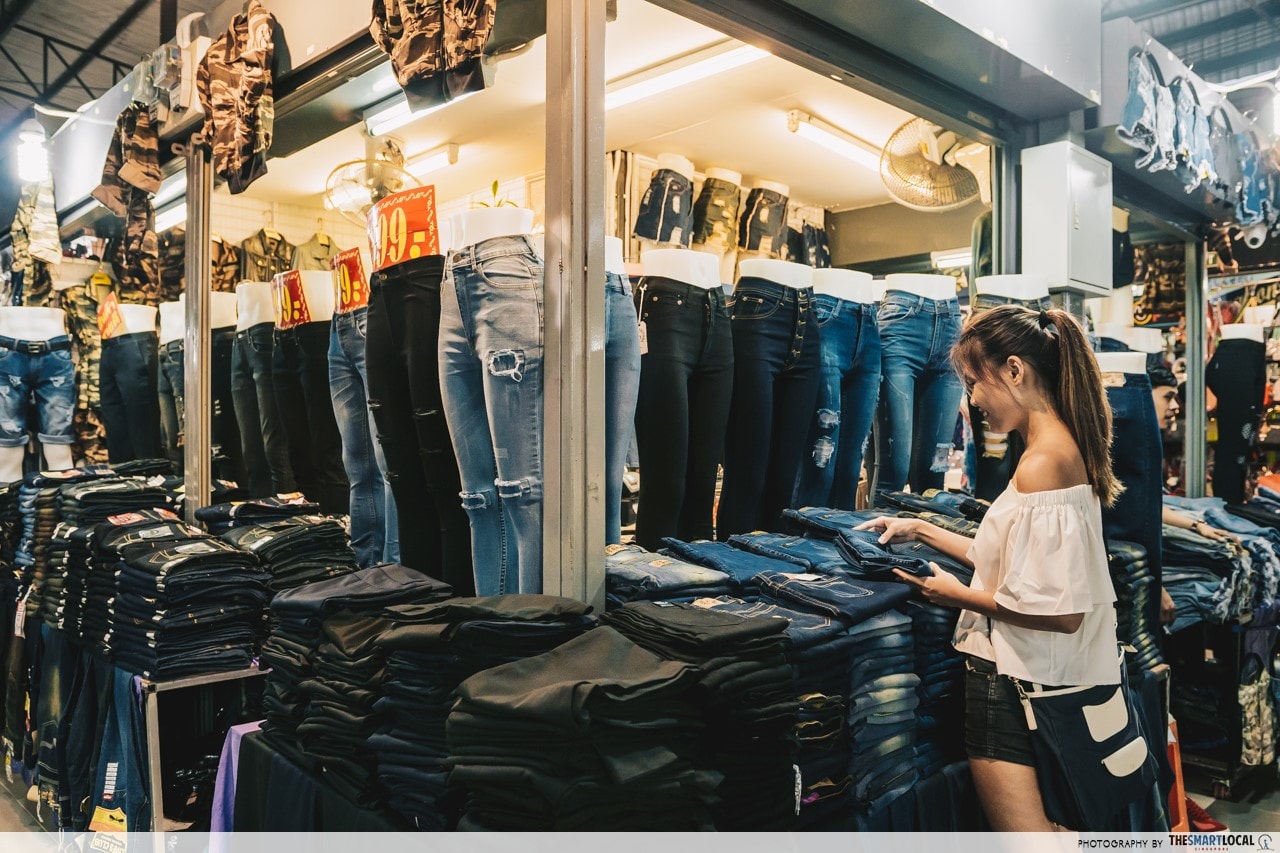hat yai Asean Night Bazaar - ripped jeans