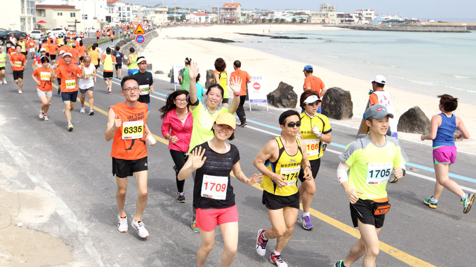 jeju international marathon in south korea along the beach 