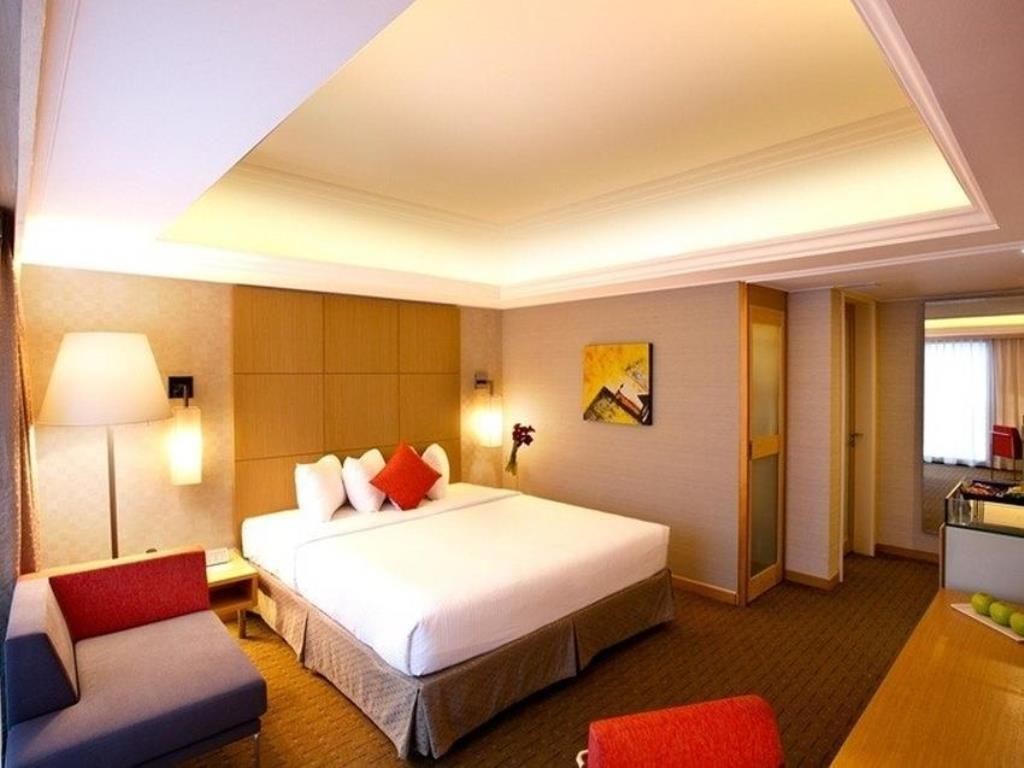 Hotels near clubs - Novotel queen bed