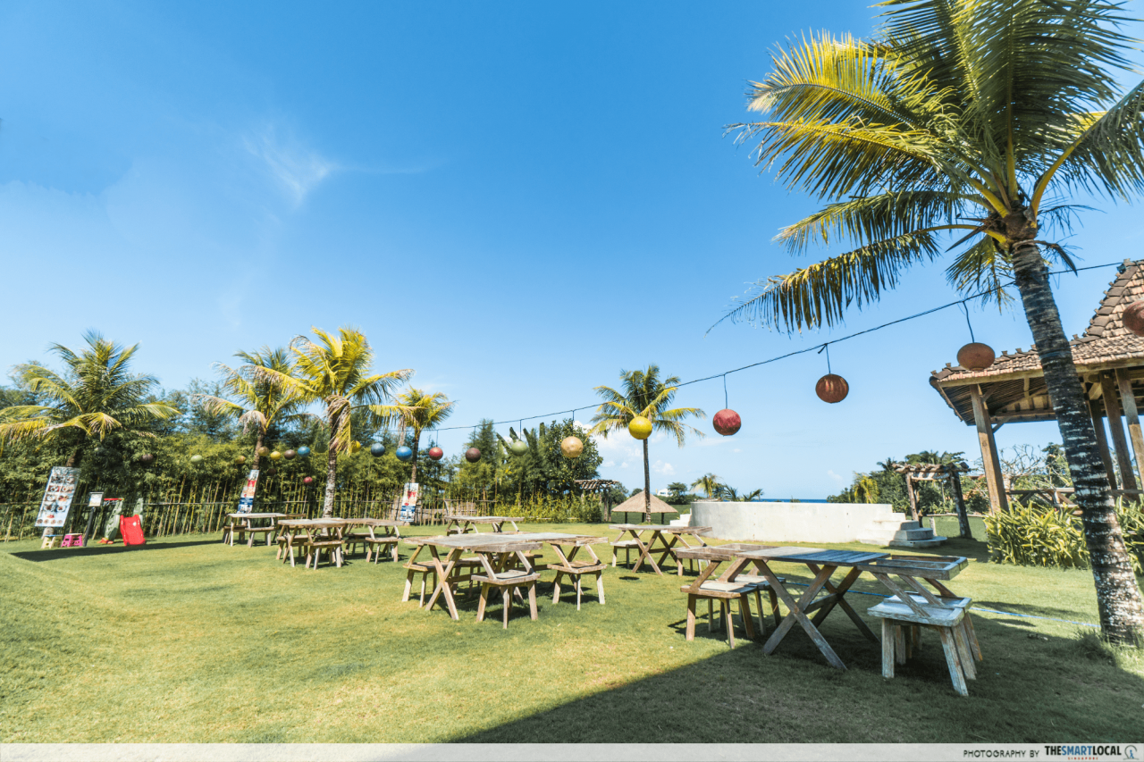 Keramas Aero Park - garden dining area
