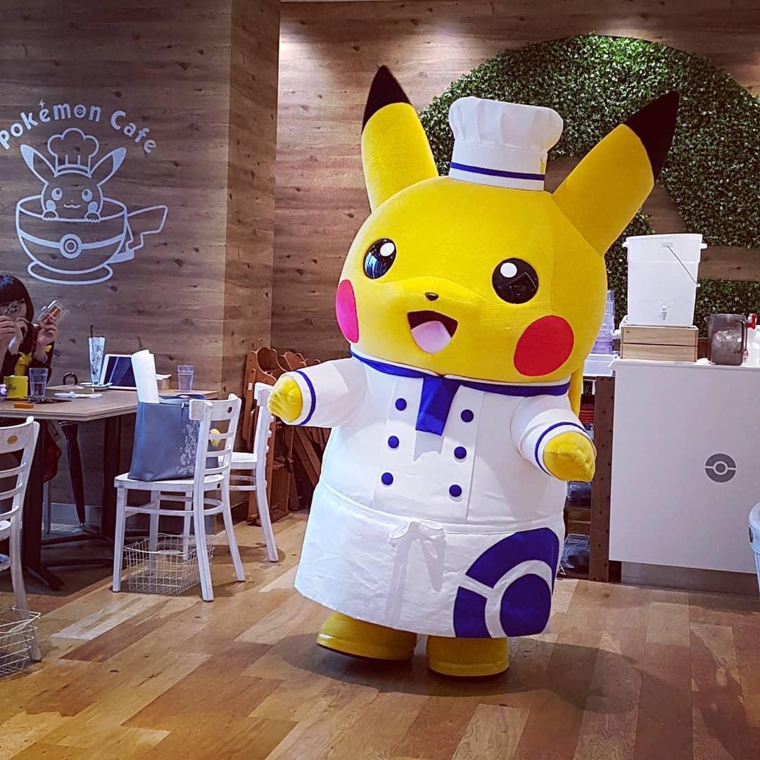 Anime Cafes Tokyo - Pikachu Chef Mascot