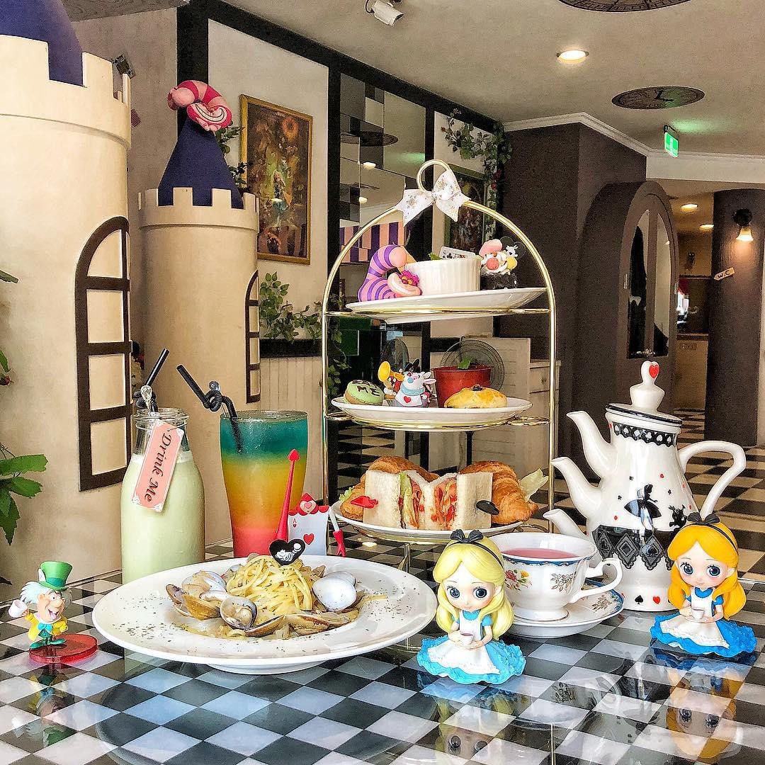 7 Insanely Themed Cafes & Restaurants In Asia With LINE Friends