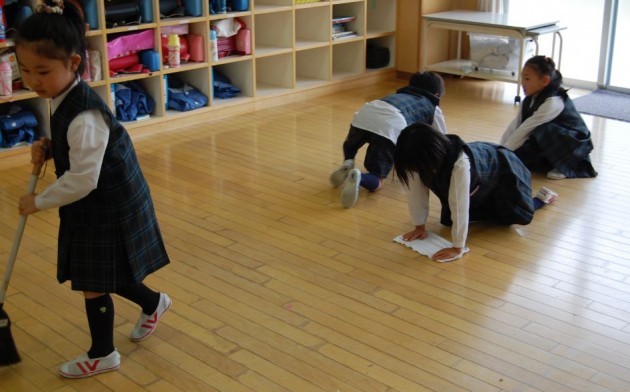 japanese school children cleaning