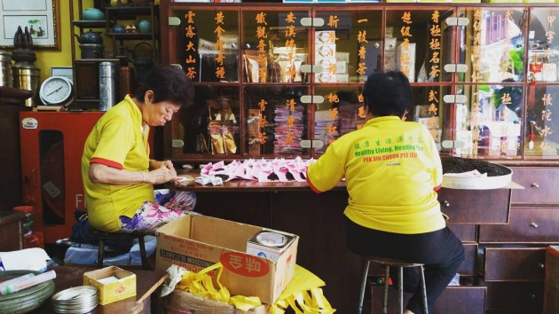 Pek Sin Choon Tea Merchants Packing Tea Leaves Chinatown Heritage Chinese Tradtional