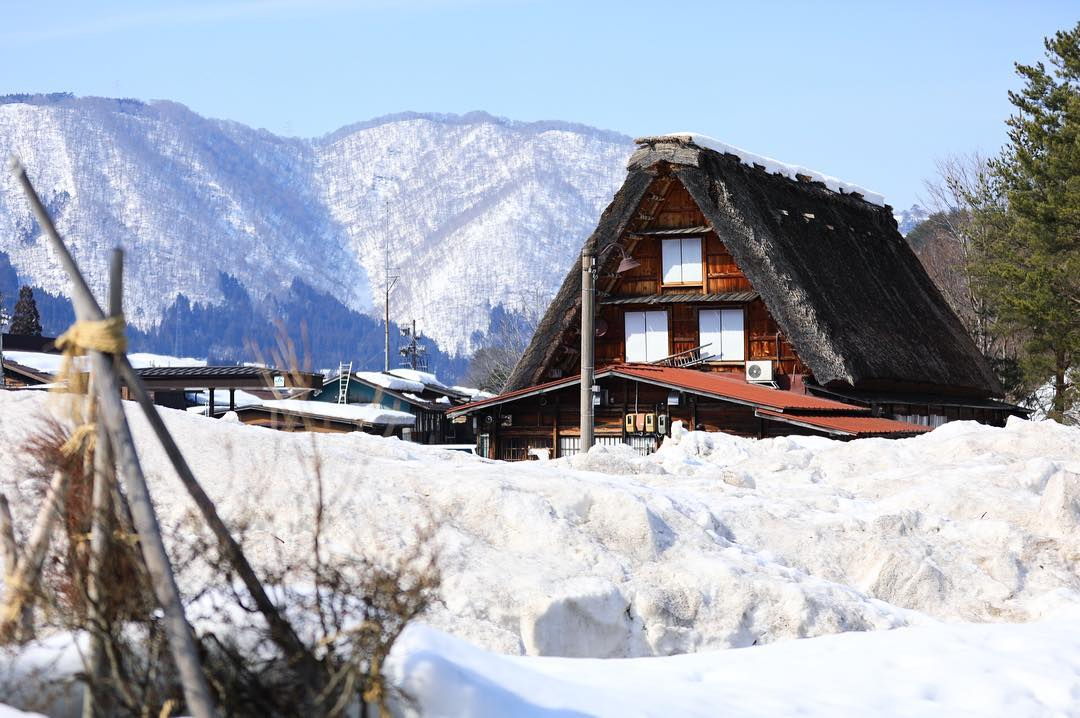 A quaint lodge in Shirakawa-go.