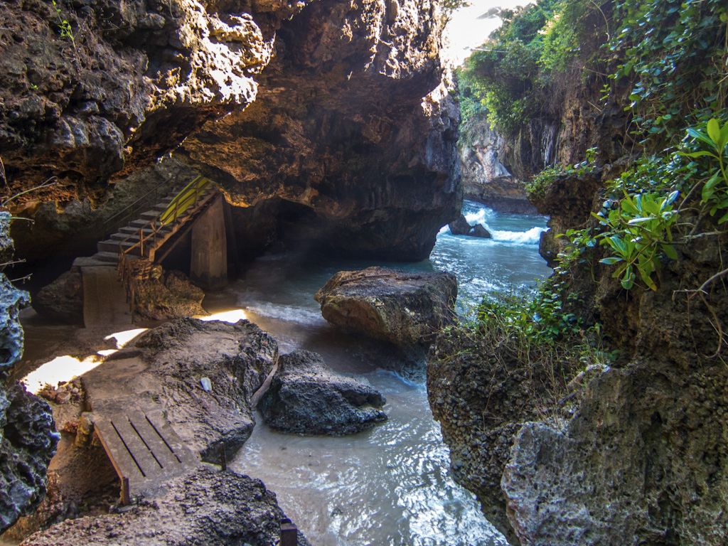 Suluban Beach Cave, Bali 