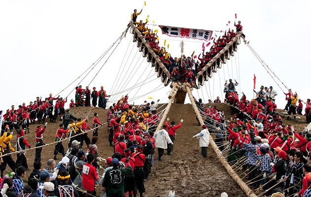 fascinating strange japanese festivals in japan Log-moving festival Honored pillars festival Onbashira Festival