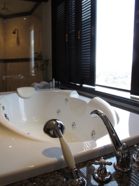 bangkok hotels bathtubs Swissotel Le Concorde