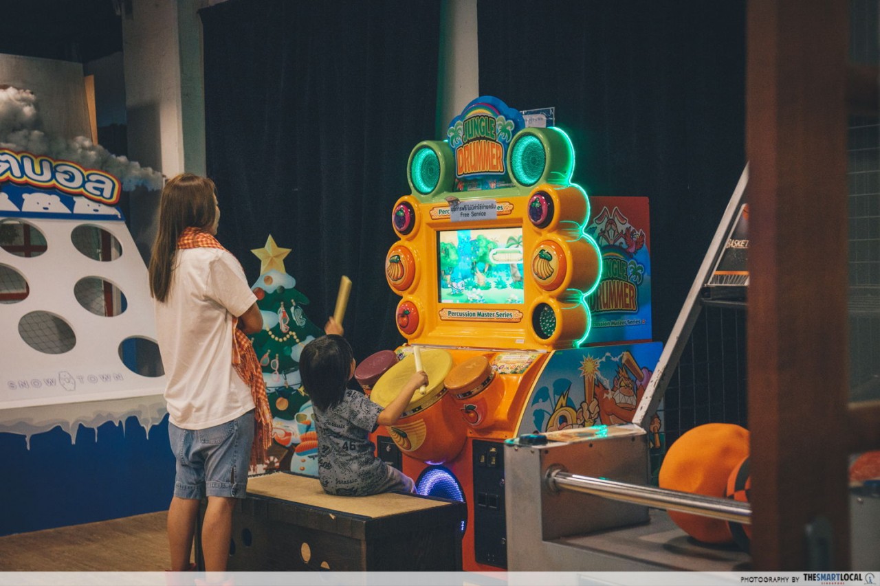 Play arcade games at Snow Town Bangkok's game zone