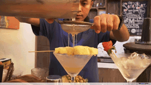 Telunas Resorts (7) - Cocktail pouring