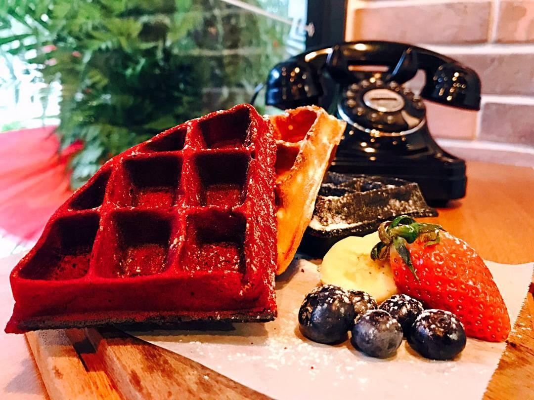 obscure cafes - red velvet waffle