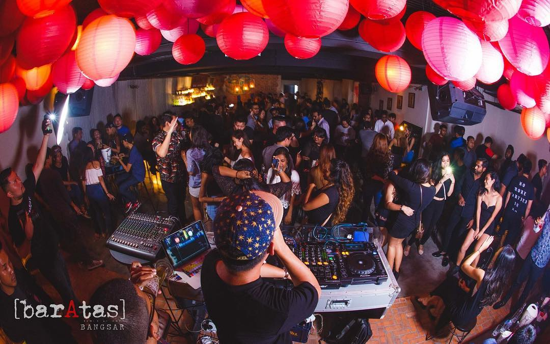 KL nightclubs (9) - BarAtas DJ crowd