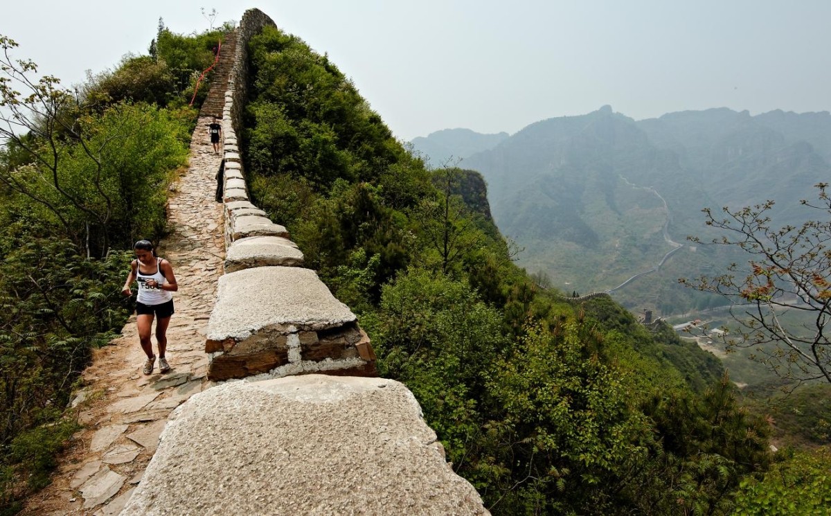 great wall of china marathon runners against scenery 