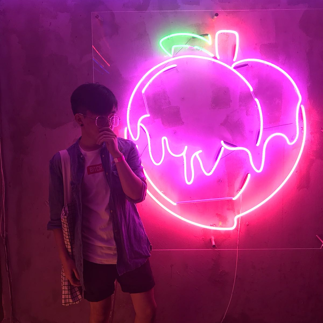Peaches-neon-sign