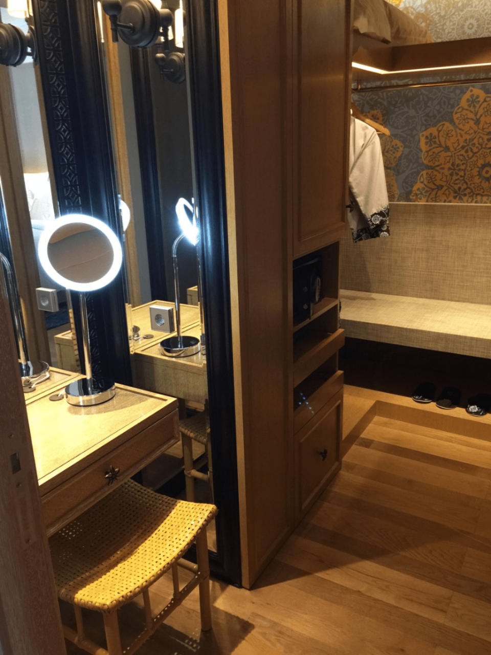 hotel indigo bali classic room - dressing room and walk-in closet