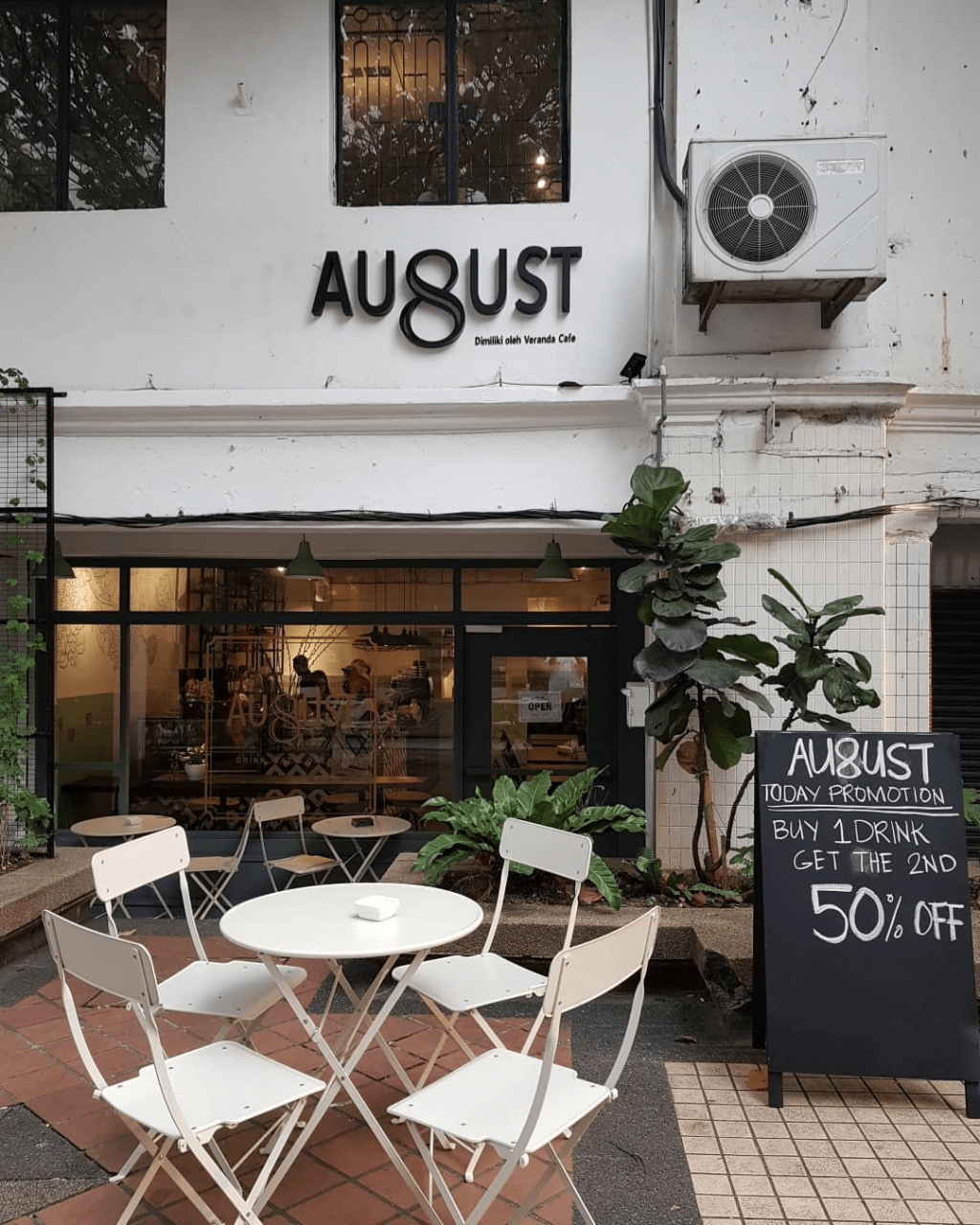 August Cafe - exterior