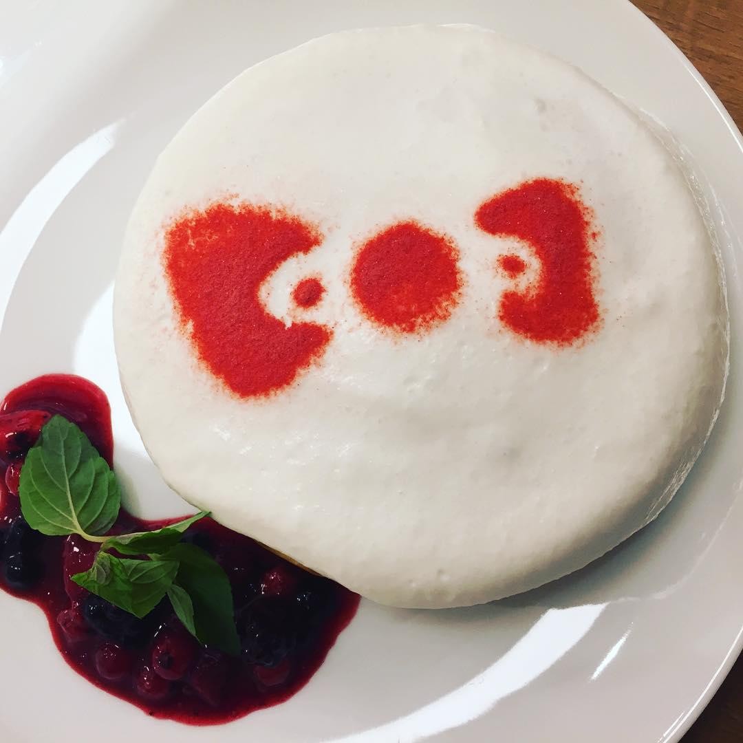 Anime Cafes Tokyo - Hello Kitty Milk Cream Ribbon Pancake