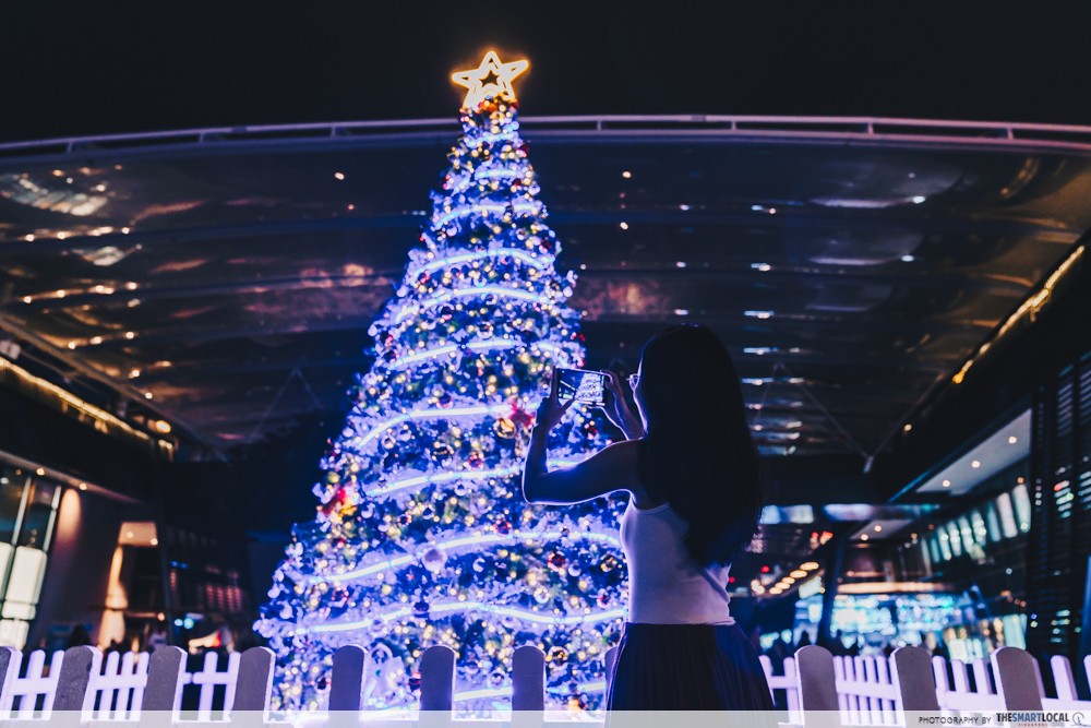  Singapore  Sports Hub Celebrates Christmas  With Neon 