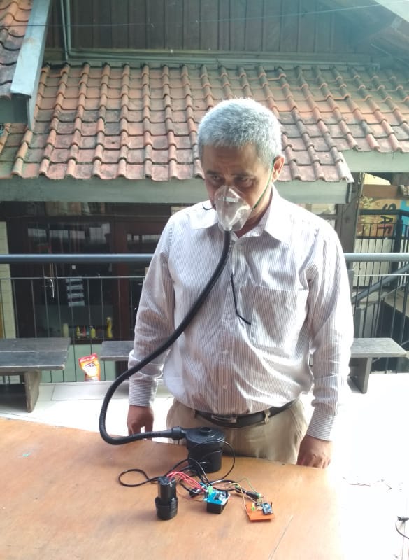 Dr. Syarif Hidayat tests the ventilator