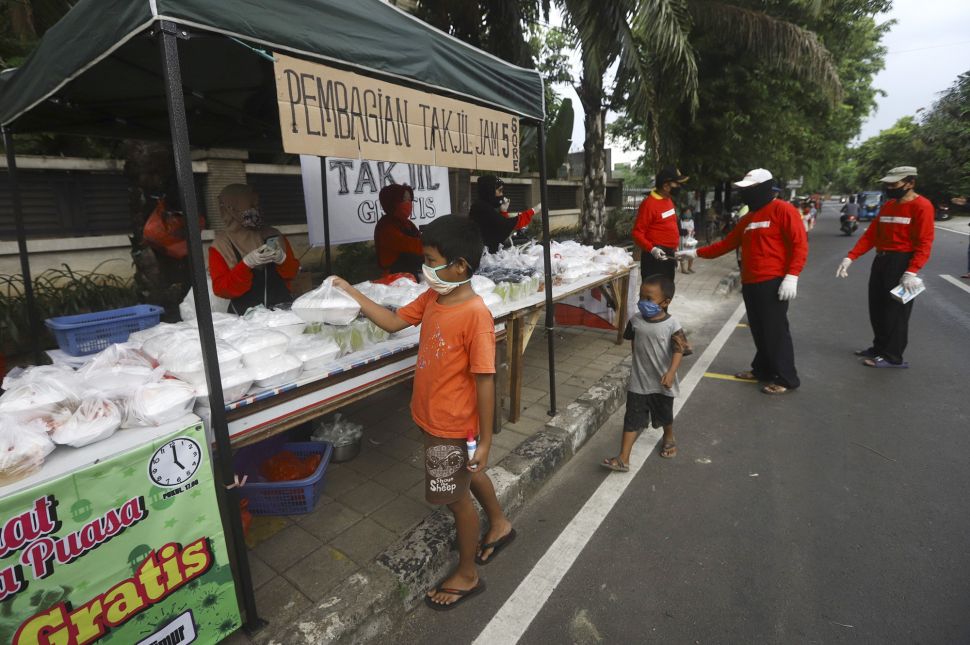 Stall provides free food in Cempaka Putih