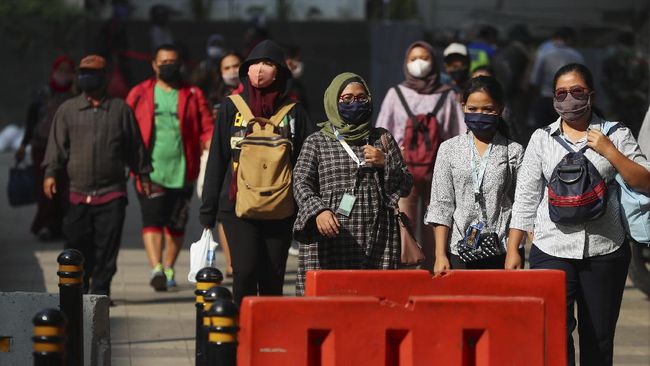 Jakarta COVID-19 new record - Jakartans wearing masks
