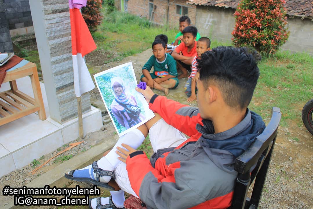 Magelang Independence Day exes' photo contest - contestant stares at photo of his ex