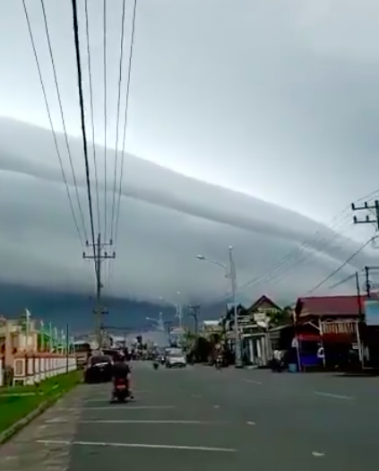 Tsunami clouds in Aceh - View 1