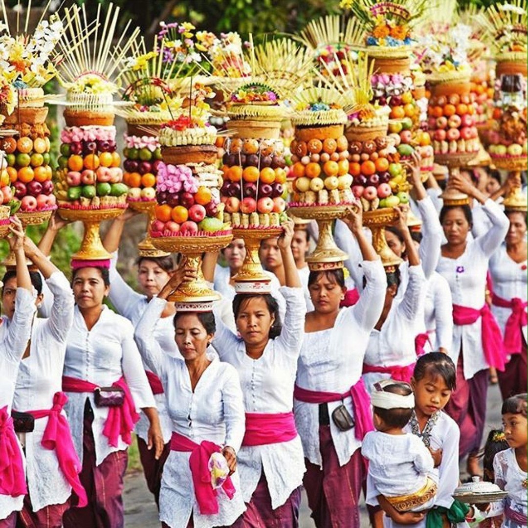 carrying offerings galungan