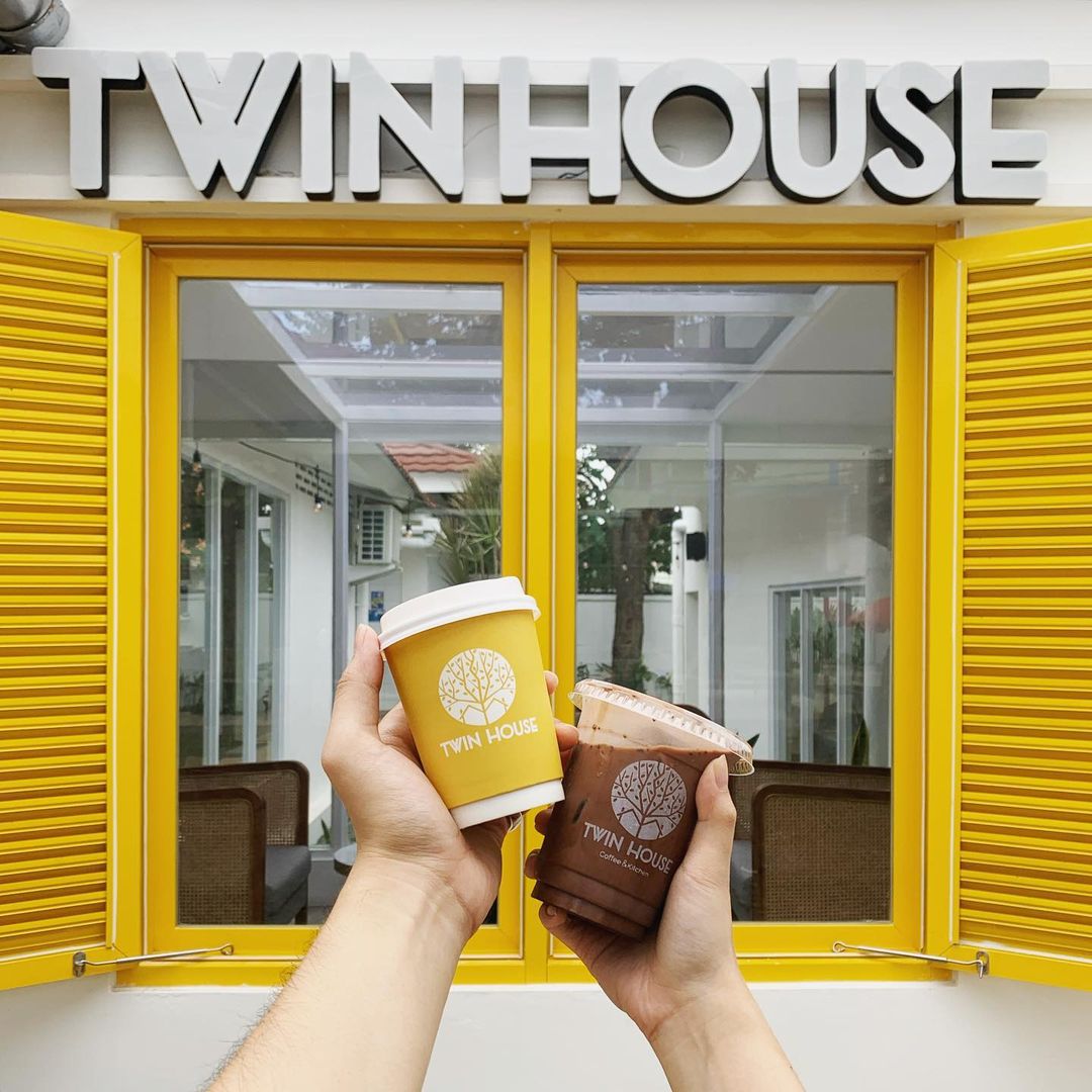 outdoor dining jakarta - twin house coffee