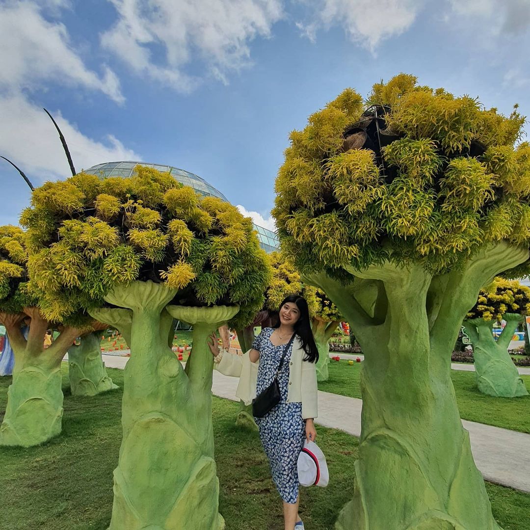 batu love garden - green sculptures