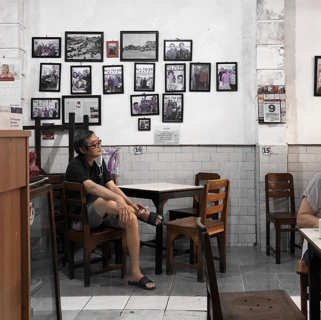 historic restaurants in jakarta - kopi es tak kie interior