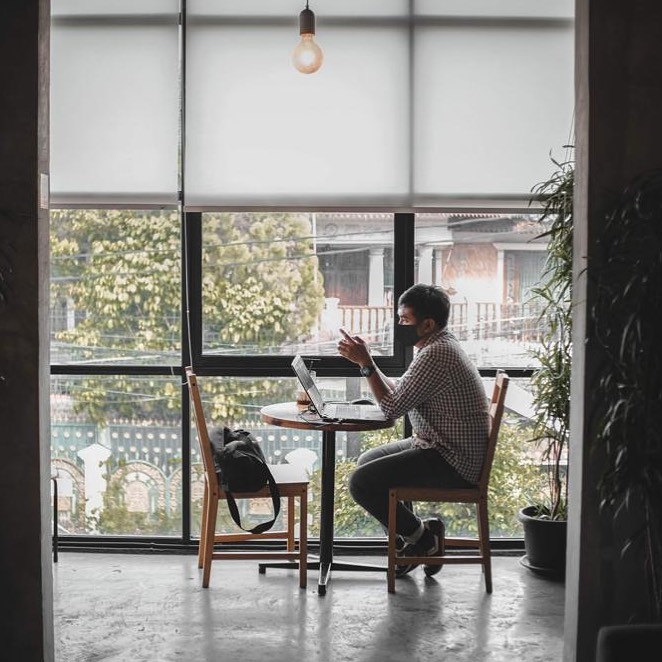 jakarta coffee shops for remote workers - diskusi kopi seating