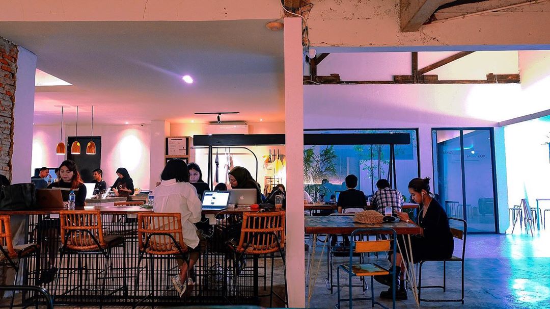 jakarta coffee shops for remote workers - kopikalyan seating