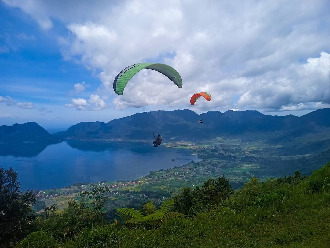 lakes in indonesia - lake maninjau puncak lawang