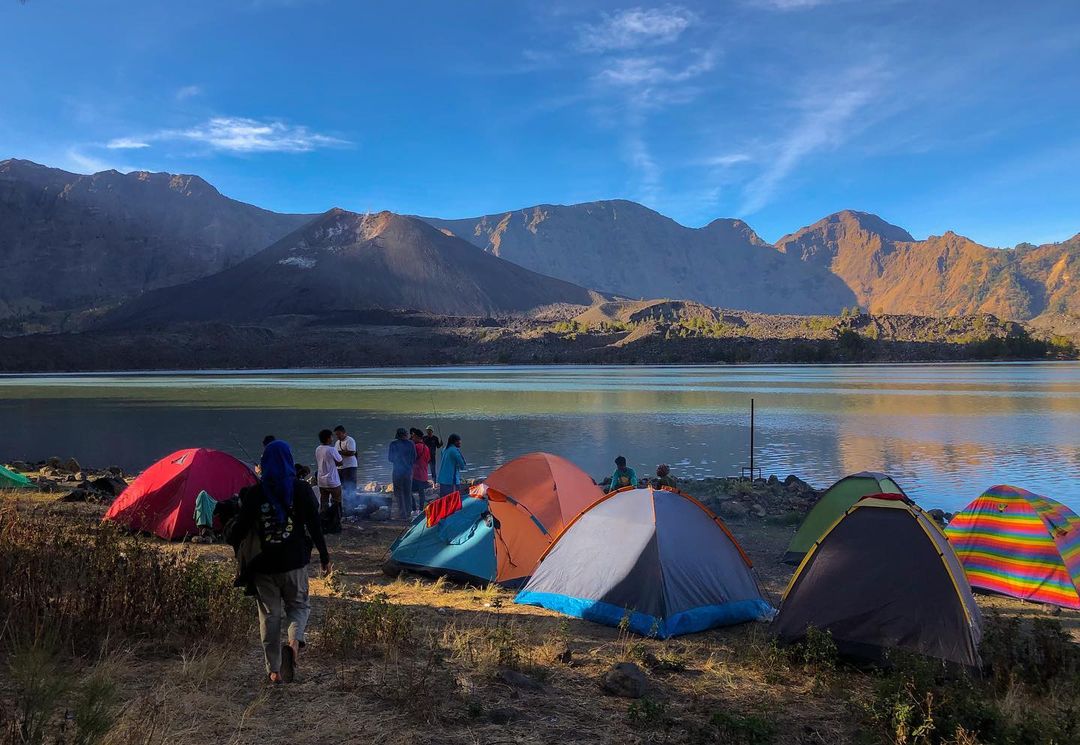 lakes in indonesia - lake segara anak tents
