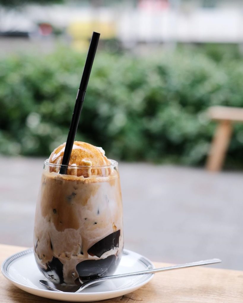 Coffee Jelly Recipes - iced café latte with coffee jelly and ice cream